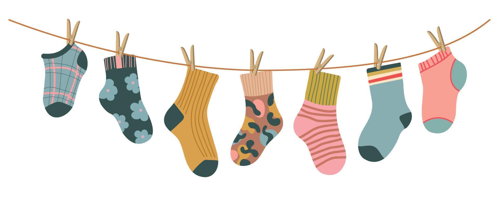 Socken am Seil. Baumwoll- oder Wollsocken trocknen und mit Wäscheklammern an der Wäscheleine aufhängen. Kindersocken mit Texturen und Mustern Vektor Cartoon. Abbildung Woll- und Baumwollsocken in Seil