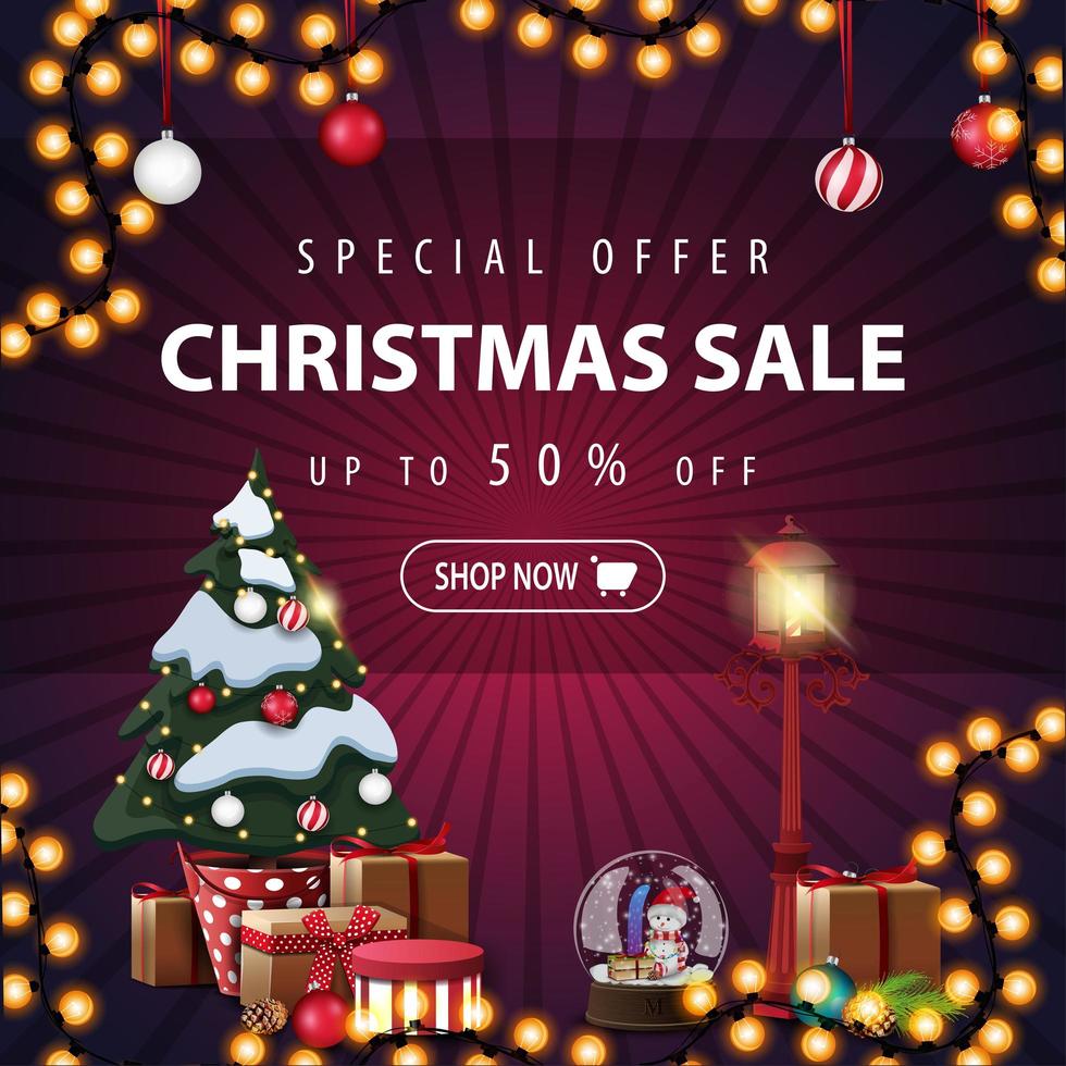 specialerbjudande, julförsäljning, upp till 50 rabatt, fyrkantig lila rabattbanner med kransar och julgran i en kruka med gåvor vektor