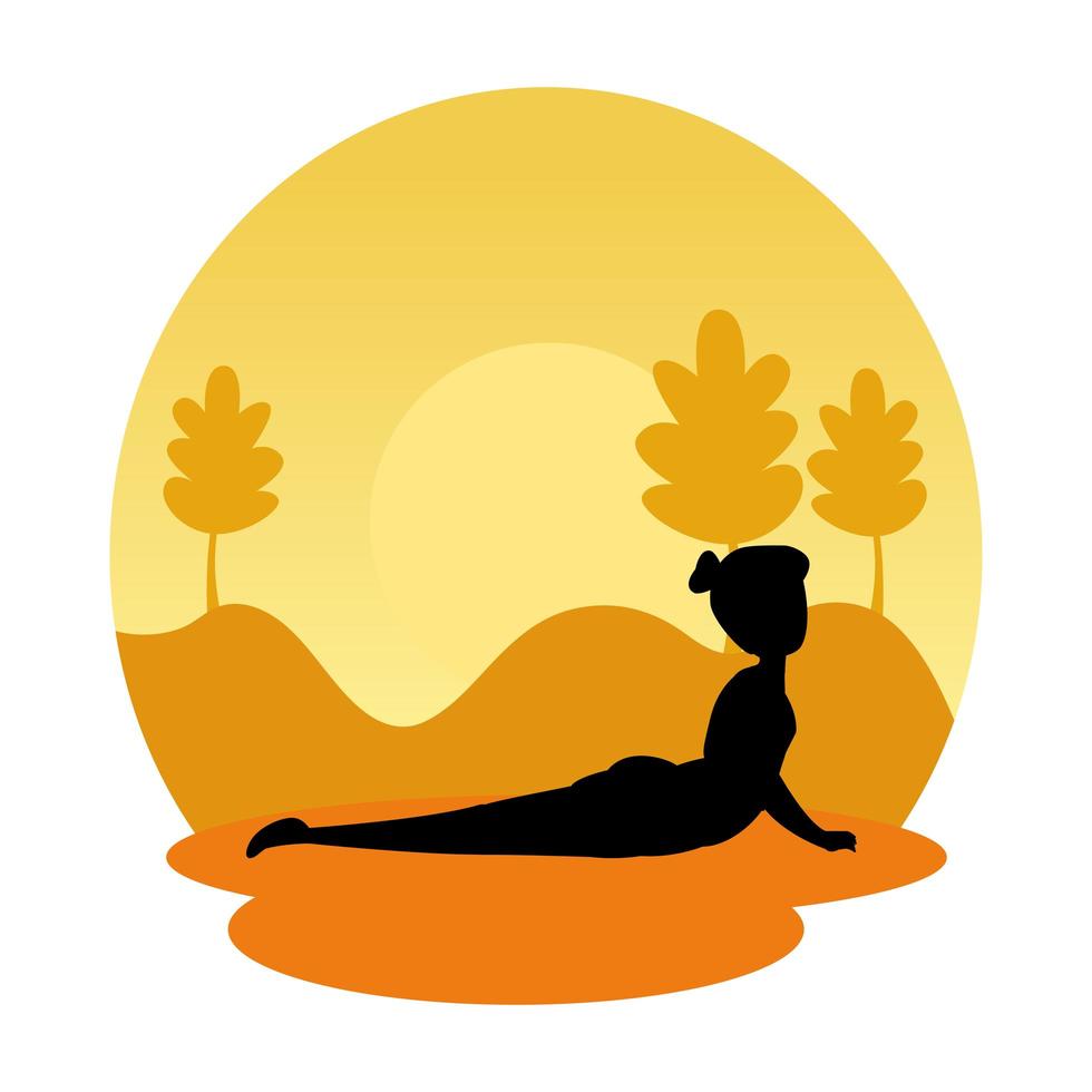 silhuett av kvinna som övar pilates på landskapssolnedgångscenen vektor