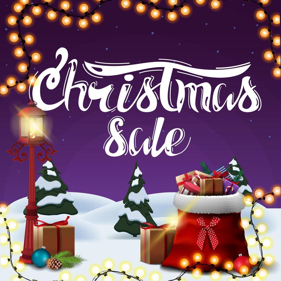 Weihnachtsverkauf, quadratisches lila Rabattbanner mit Karikaturwinterlandschaft, Girlande, Stangenweinlaterne und Weihnachtsmann-Tasche mit Geschenken vektor