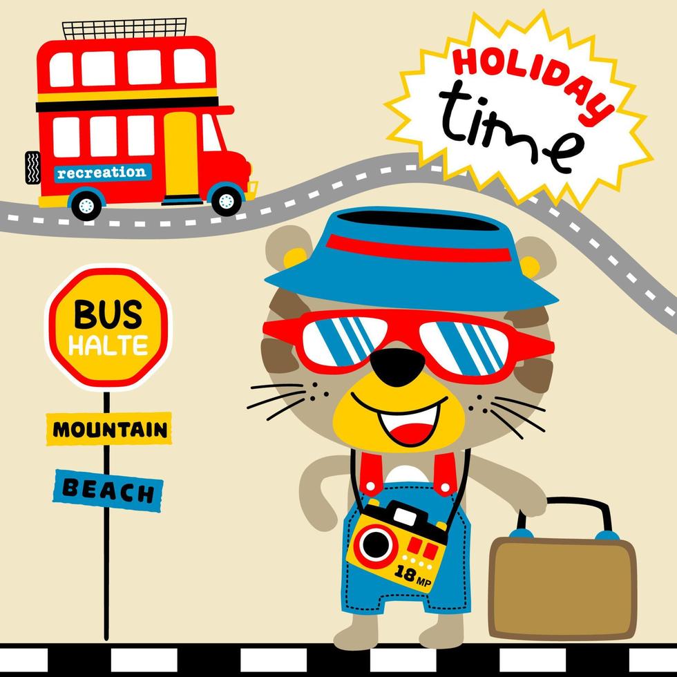 komisch Katze mit Reisender Ausrüstung warten zum Bus, der Verkehr Elemente, Vektor Karikatur Illustration