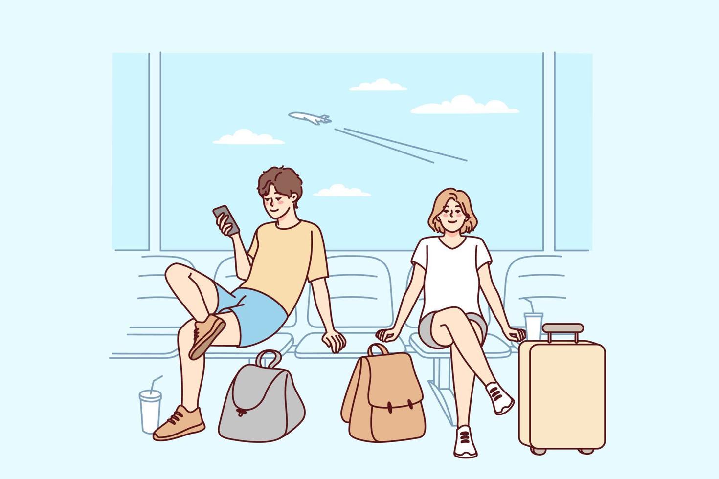 glücklich Paar mit Koffer Sitzung im Flughafen bereit zum Sommer- Urlaub. lächelnd Mann und Frau mit Gepäck aufgeregt Über reisen. Tourismus Konzept. Vektor Illustration.