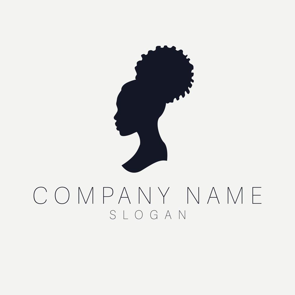 afrikanisch amerikanisch Frau mit afro Haar Stil Illustration. Vektor Logo Emblem zum Schönheit Industrie. Kopf im Kreis Logotyp.