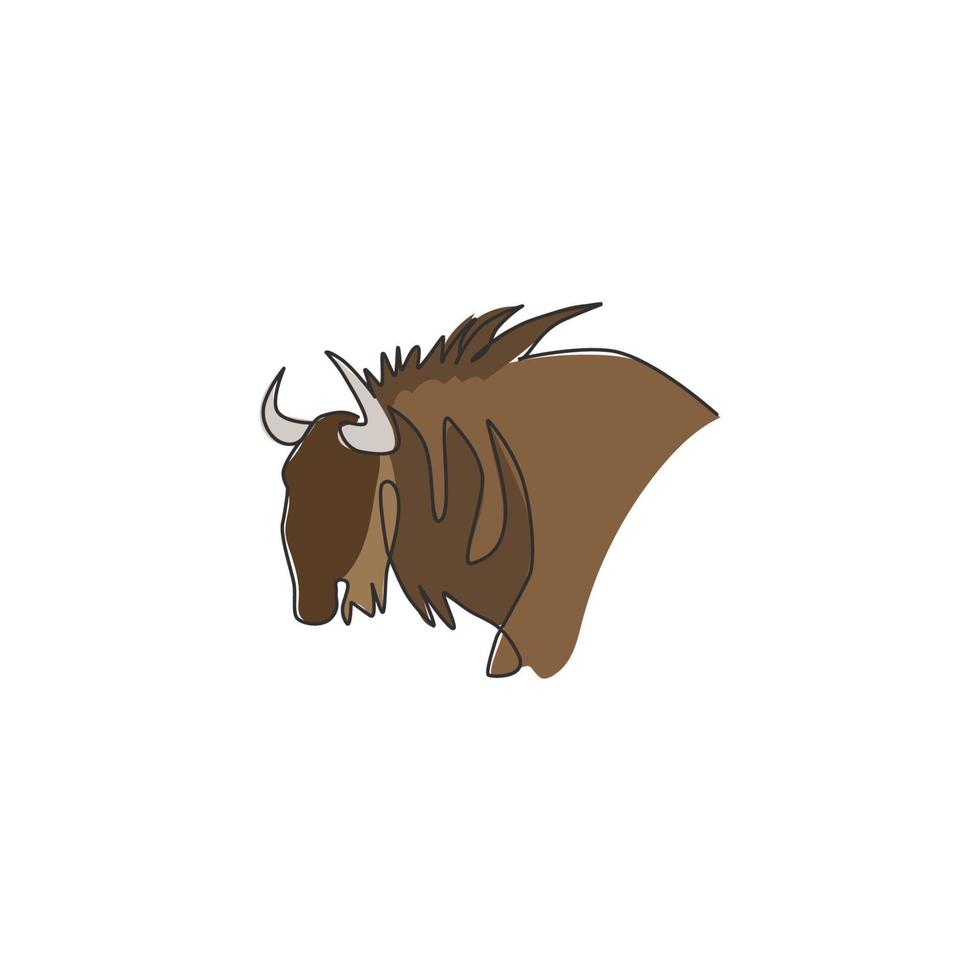 en kontinuerlig linjeritning av kraftigt gnuhuvud för företagets logotyp. stora gnu däggdjur maskot koncept för national conservation park ikon. moderna en rad rita design vektorillustration vektor