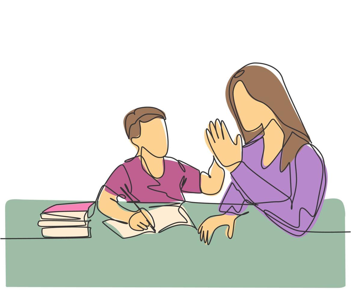 en enda radritning av ung glad mamma följer med sitt barn som studerar och läser en bok medan han ger hög fem gest. föräldraskap familjevård koncept. kontinuerlig linje rita design vektor illustration