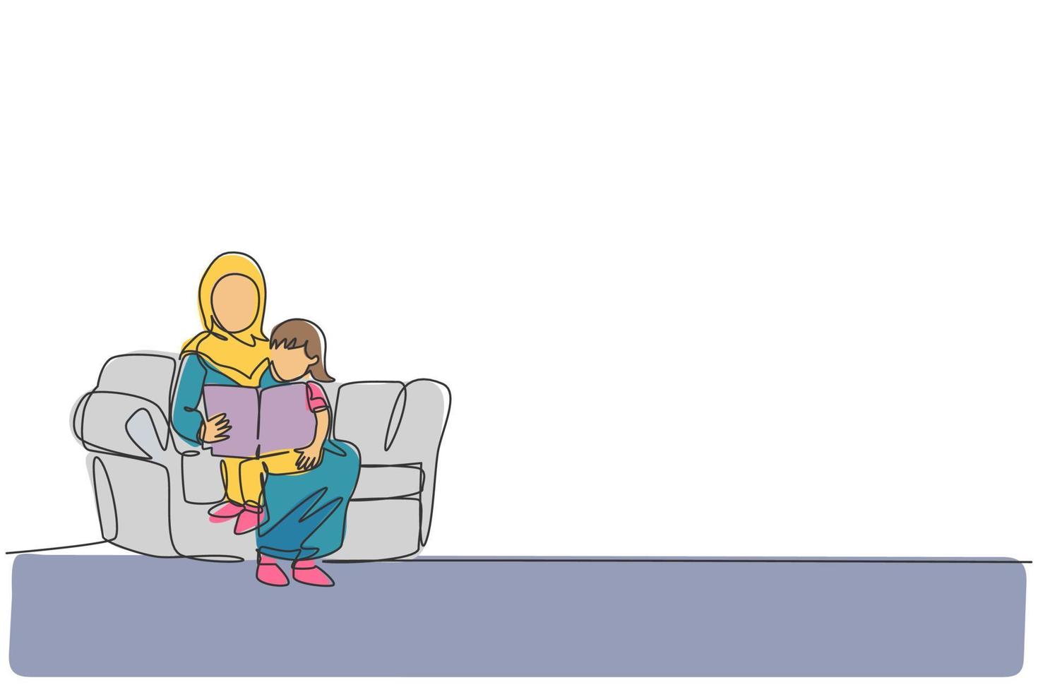 enda kontinuerlig radritning ung arabisk mamma som sitter på soffan läste en bok för sin dotter. islamiska muslimska lyckliga familj föräldraskap koncept. trendiga en rad grafisk rita design vektor illustration