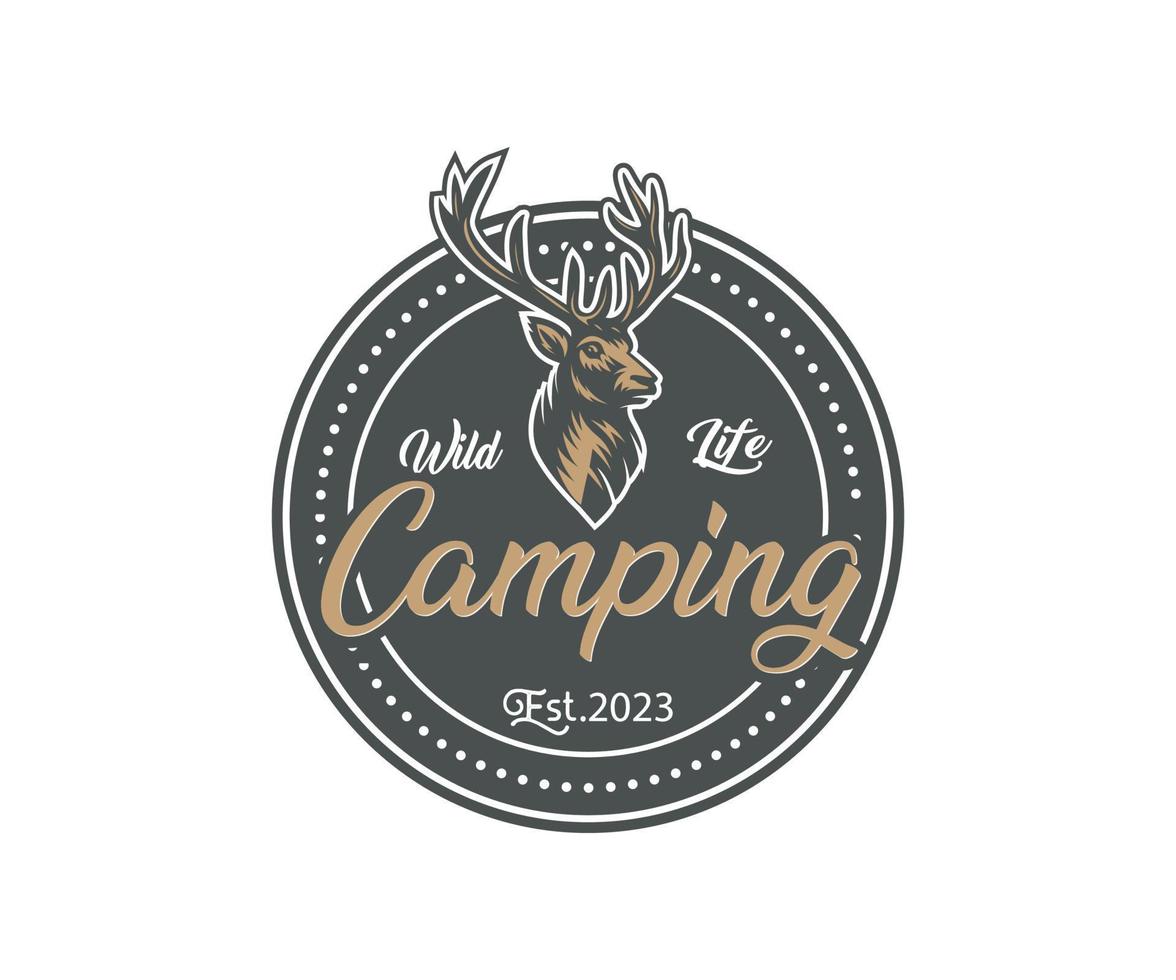 Jahrgang Camping und draussen Abenteuer Embleme, Logos und Abzeichen mit Hirsch vektor