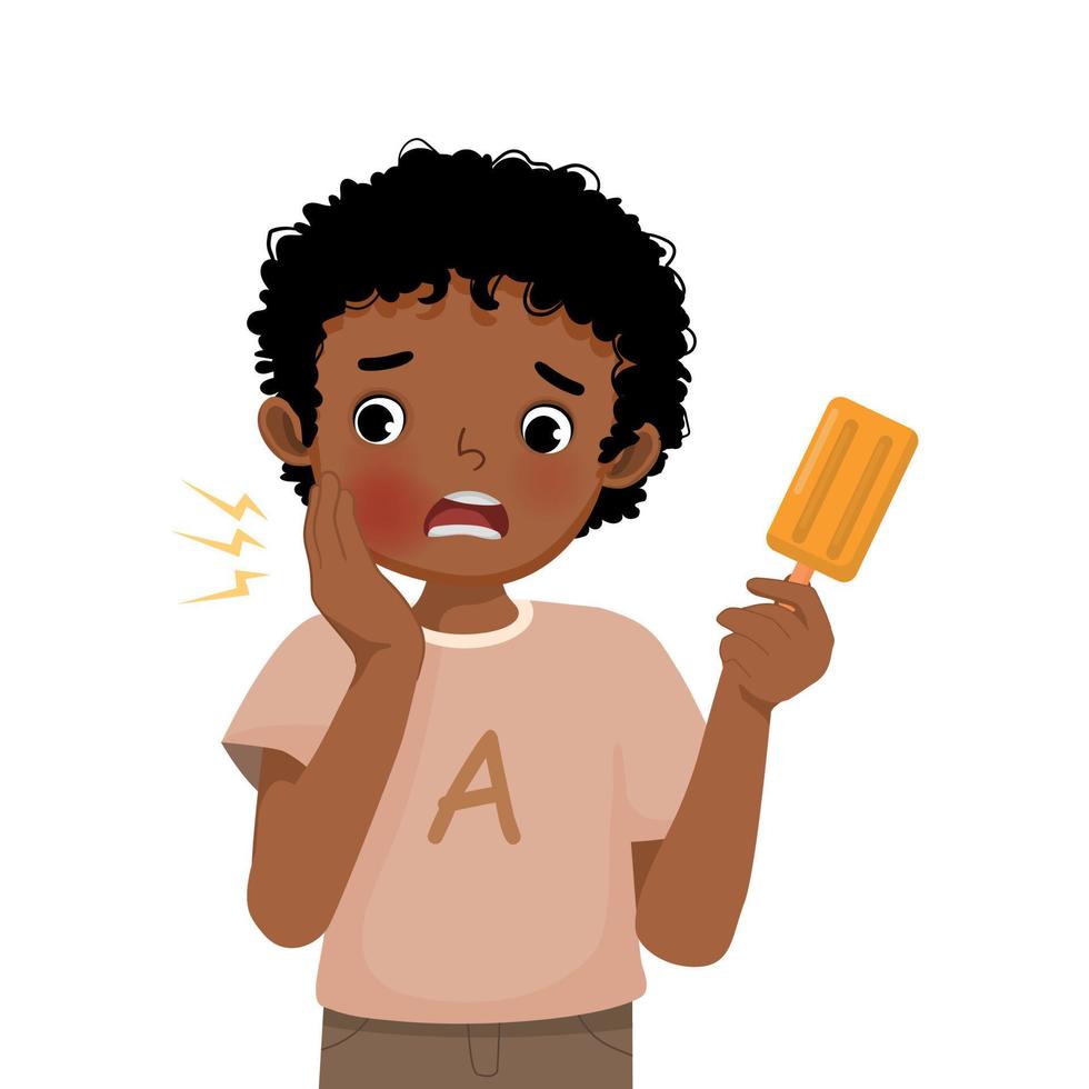 süß wenig afrikanisch Junge mit empfindlich Zähne haben Zahnschmerzen während Essen kalt Eis Sahne berühren seine Wange Gefühl schmerzlich vektor