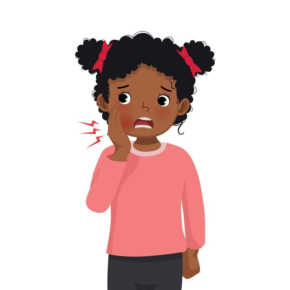 süß wenig afrikanisch Mädchen Leiden von Zahnschmerzen berühren ihr Wange Gefühl schmerzlich vektor