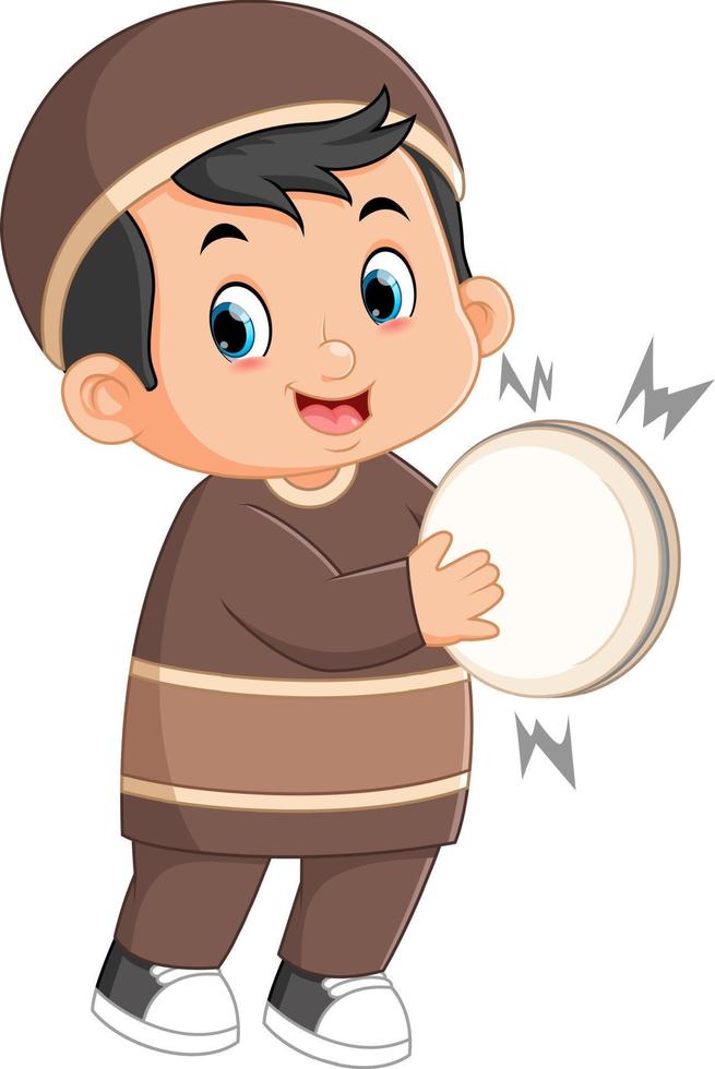 ett upphetsad muslim pojke är stryk en tamburin vektor