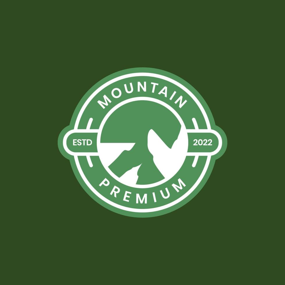 Schnee Berg Gipfel Hügel Hügel draussen Wandern Abenteuer Kreis Abzeichen modern Logo Design Vektor