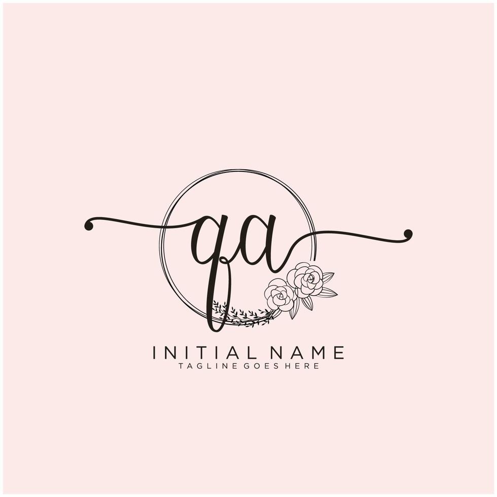 första qa feminin logotyp samlingar mall. handstil logotyp av första signatur, bröllop, mode, smycken, boutique, blommig och botanisk med kreativ mall för några företag eller företag. vektor