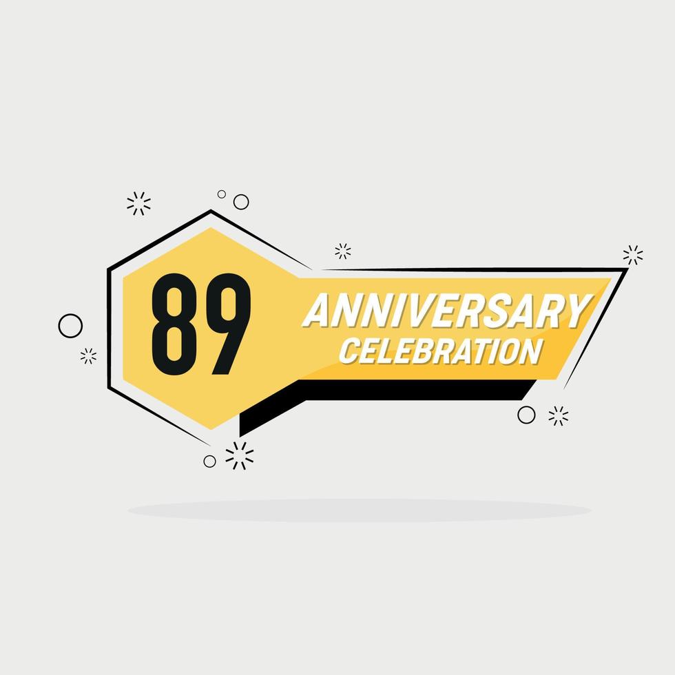 89 .. Jahre Jahrestag Logo Vektor Design mit Gelb geometrisch gestalten mit grau Hintergrund