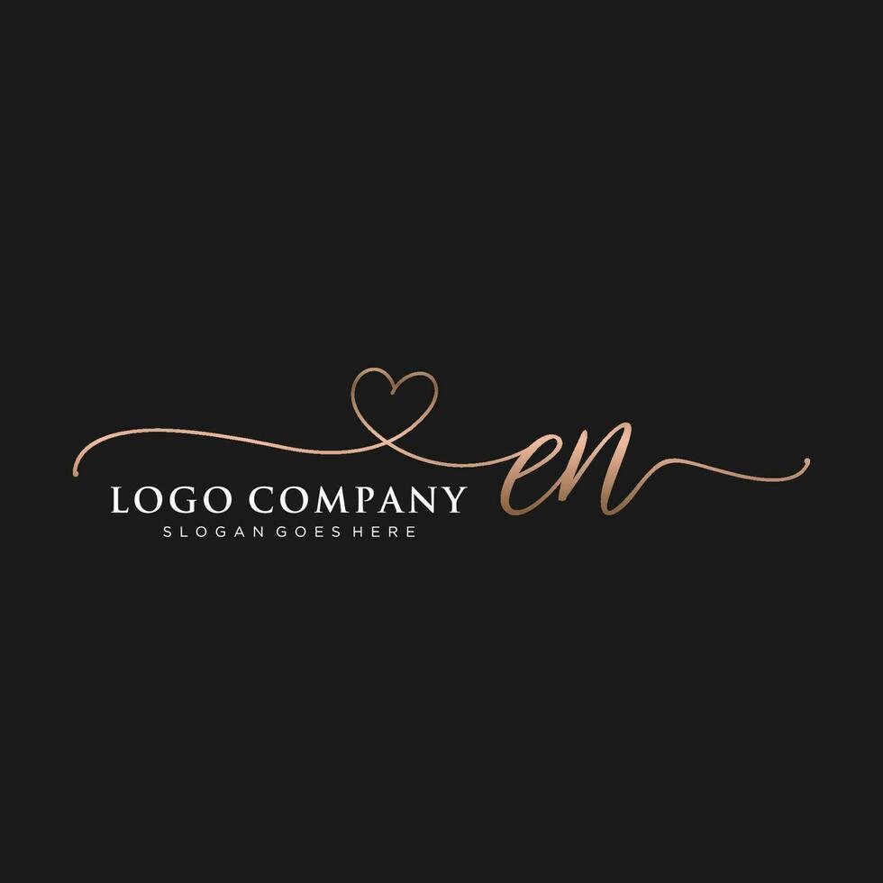 Initiale en feminin Logo Sammlungen Vorlage. Handschrift Logo von Initiale Unterschrift, Hochzeit, Mode, Schmuck, Boutique, Blumen- und botanisch mit kreativ Vorlage zum irgendein Unternehmen oder Geschäft. vektor