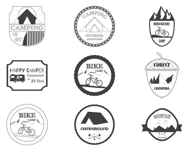 Sats med retro märken och etikettslogggrafik. Camping märken och resemblogg emblem. Mountainbike, RV park, husbil och skogs camping tema. Vektor. vektor