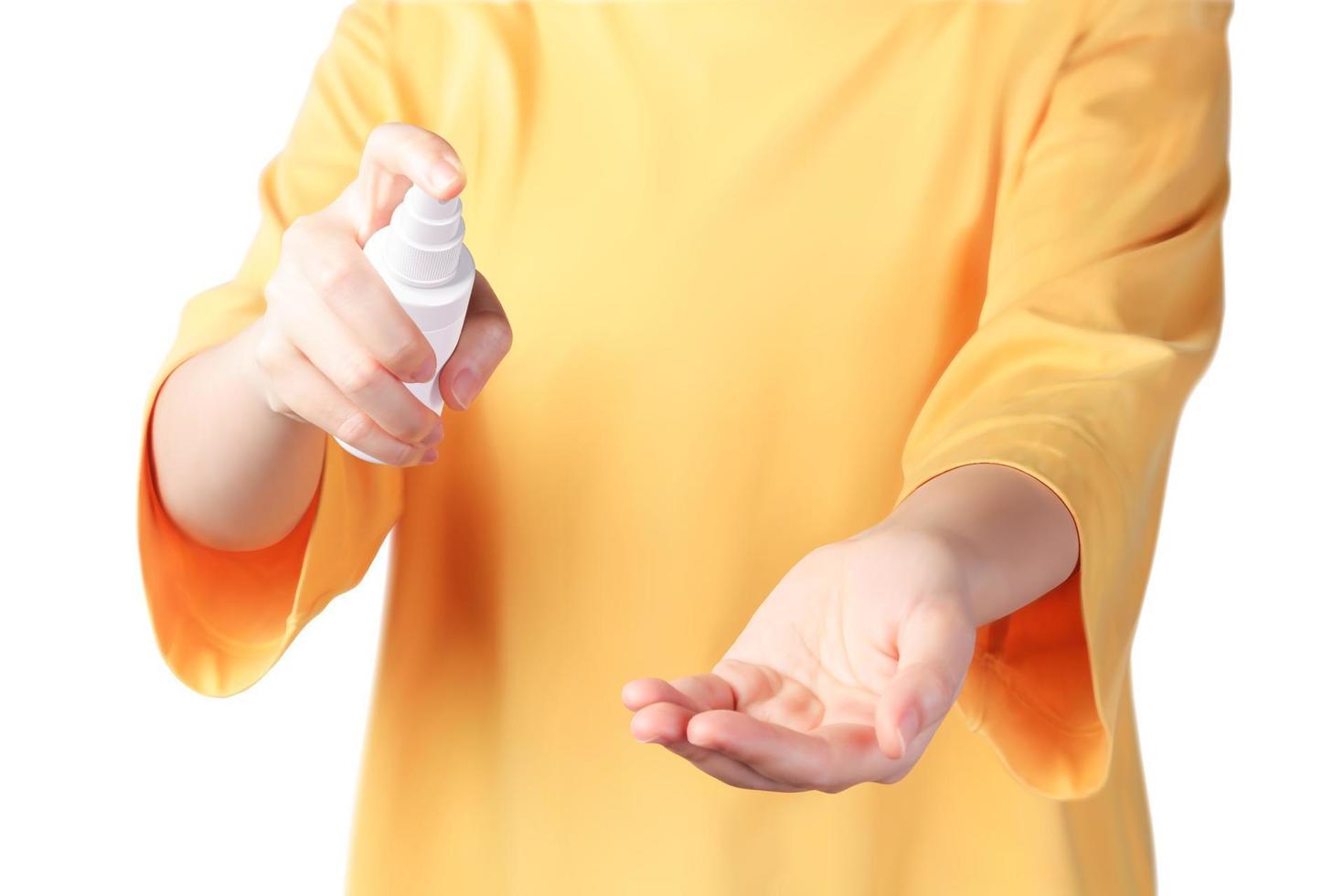 jung Frau mit Hand Desinfektionsmittel sprühen zu sauber ihr Hände, Konzept von extra Vorsichtsmaßnahmen zu verhindern Infektion, 3d Illustration vektor