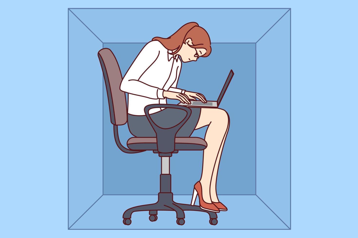 kvinna med bärbar dator sitter i kartong låda skriver artikel arbetssätt i trång kontor av små företag. ung flicka kontor arbetstagare är obekvämt på grund av till brist av fri Plats i arbetsplats vektor