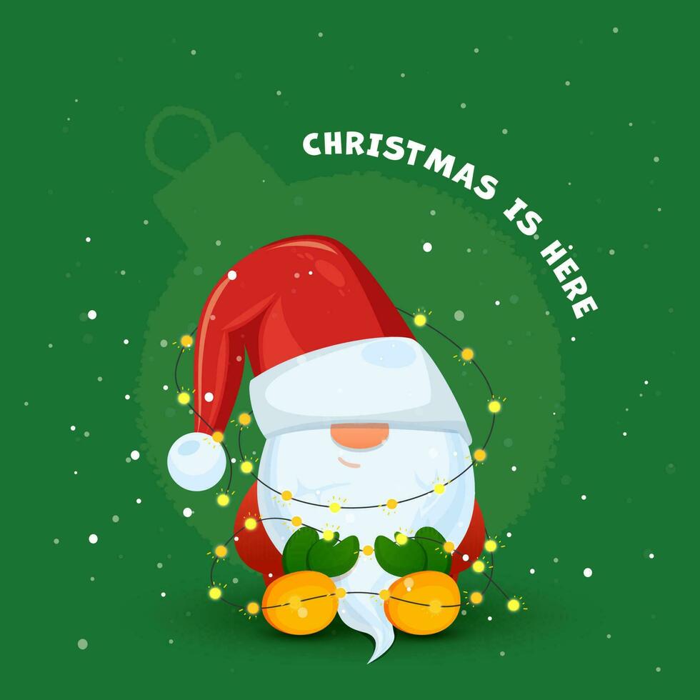 jul är här font med tecknad serie gnome bär santa hatt och belysning krans på grön struntsak snöfall bakgrund. vektor