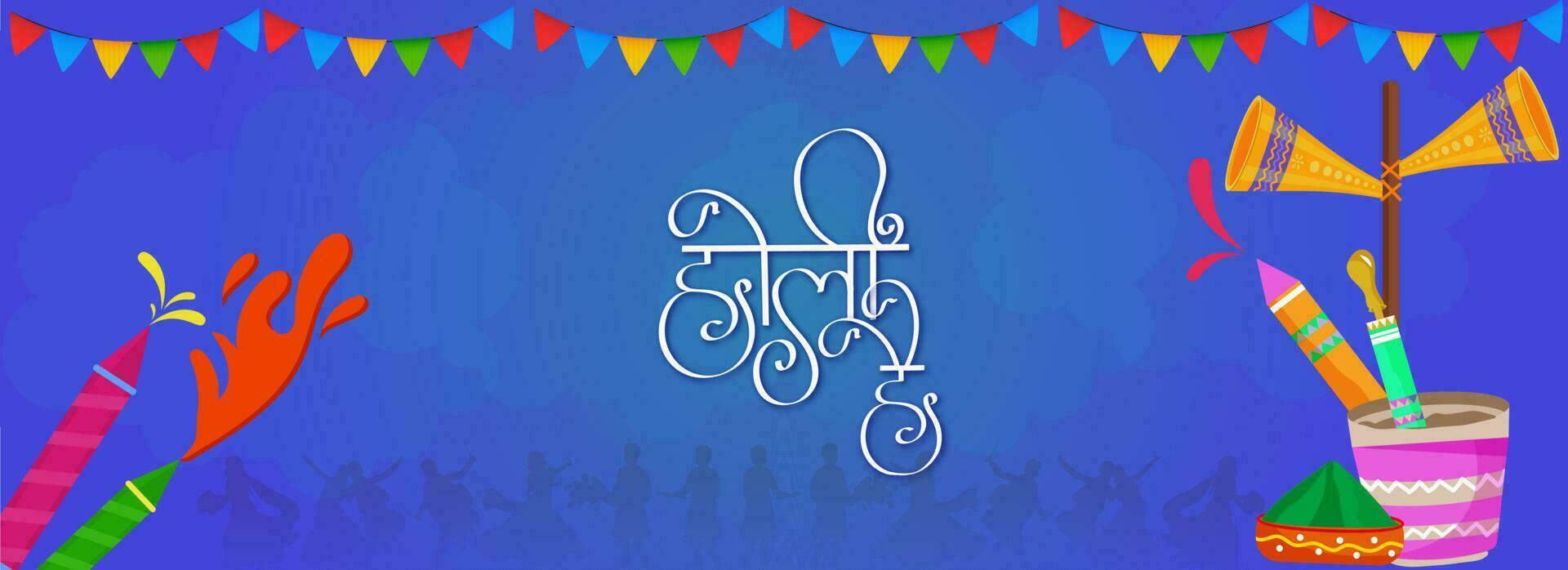 hindi text av dess holi med vatten vapen, hink, torr Färg i skål, högtalare och flaggväv flagga på blå bakgrund. vektor