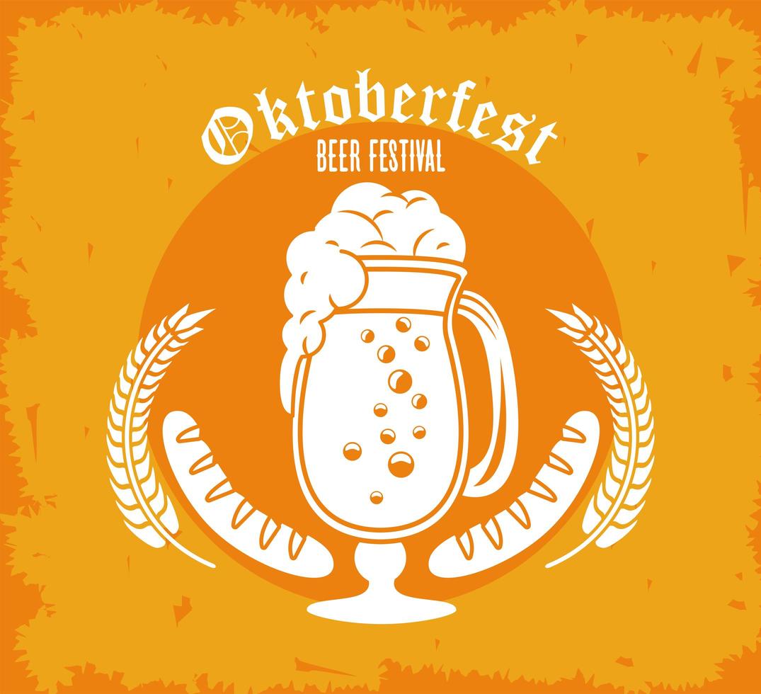 oktoberfest firande festival affisch med ölkopp och korv vektor