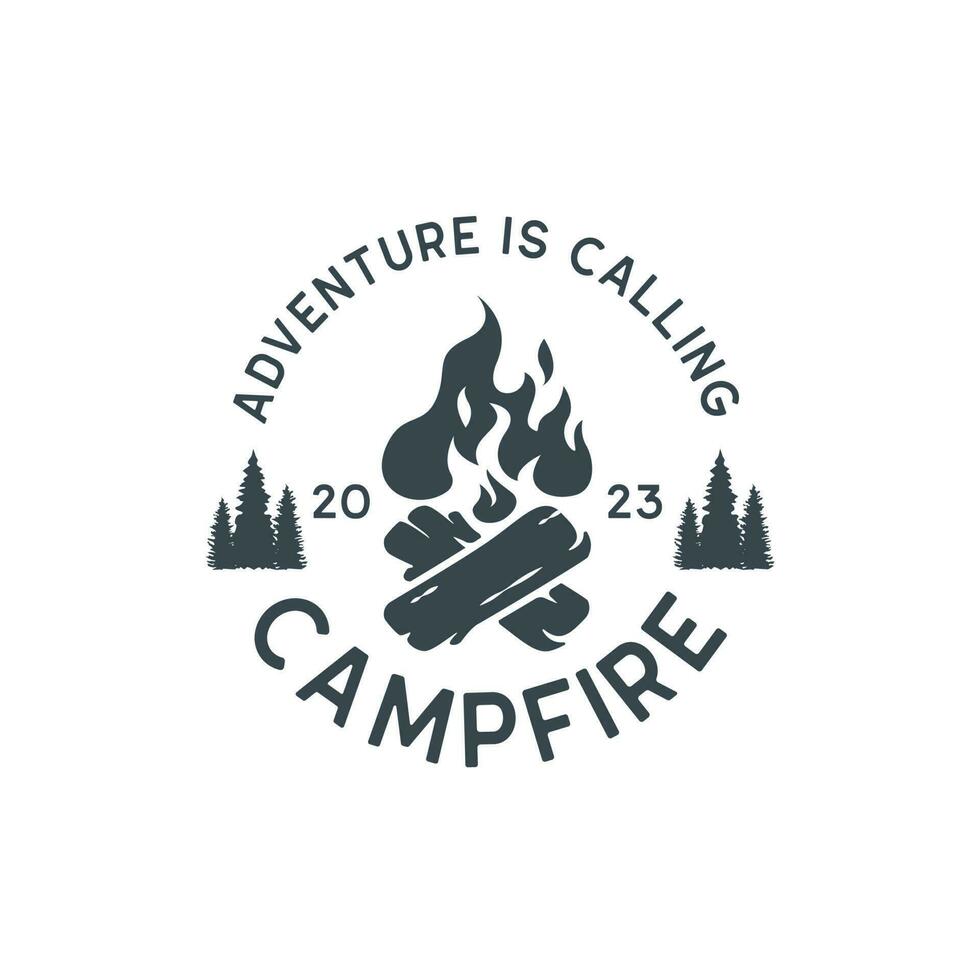 Jahrgang Verbrennung Lagerfeuer mit ein groß Flamme zum Camping Logo Design. vektor