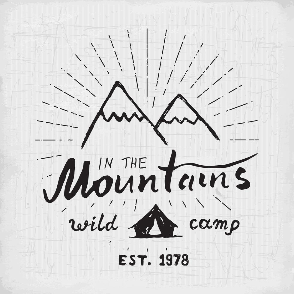 Berge handgezeichnetes Skizzenemblem. Outdoor-Camping und Wanderaktivität, Extremsportarten, Outdoor-Abenteuersymbol, Vektorillustration auf Grunge-Hintergrund vektor