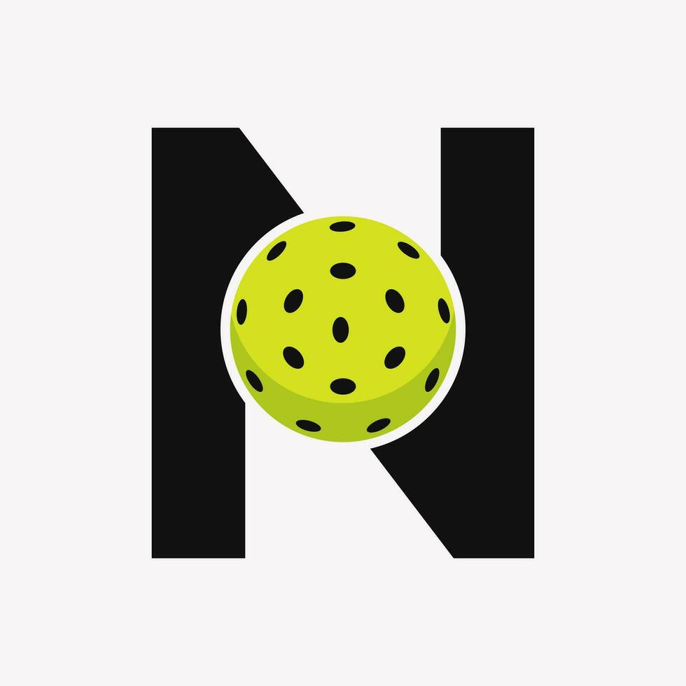 Pickleball Logo auf Brief n Vektor Vorlage. Essiggurke Ball Logo