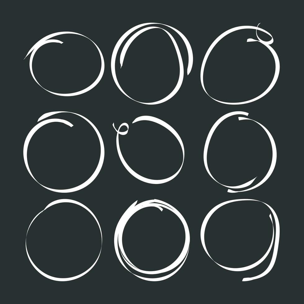 uppsättning av de hand dragen klottra cirklar. vektor element. illustration på svart bakgrund.