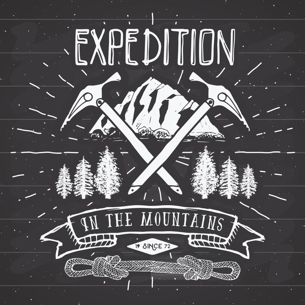 mountain expedition vintage etikett retro badge. handritad texturerat emblem utomhus vandringsäventyr och bergsutforskning, extrem sporter, grunge hipster design, typografi tryck vektorillustration vektor