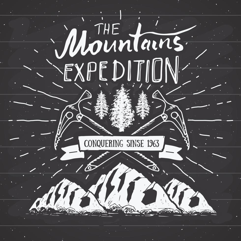 mountain expedition vintage etikett retro badge. handritad texturerat emblem utomhus vandringsäventyr och bergsutforskning, extrem sporter, grunge hipster design, typografi tryck vektorillustration vektor