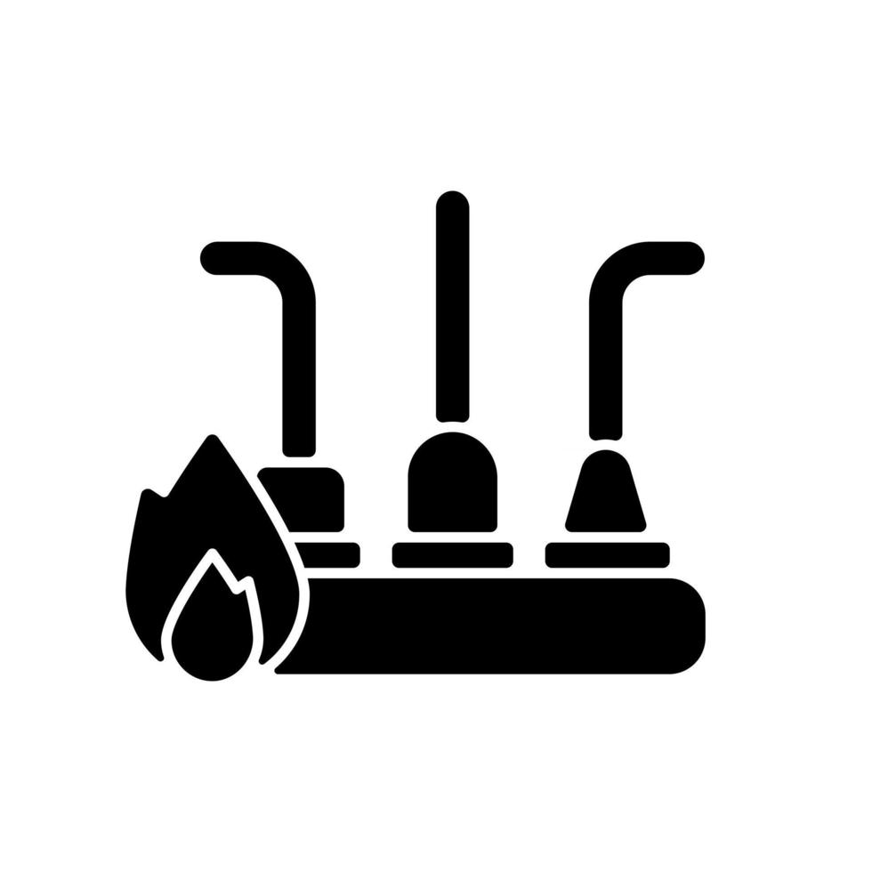 Stromkreisüberlastung schwarzes Glyphensymbol. übermäßiger Stromverbrauch. mehrere Steckdosen mit Strom versorgen. brennender Geruch und Flamme. Silhouette-Symbol auf Leerzeichen. isolierte Vektorgrafik vektor