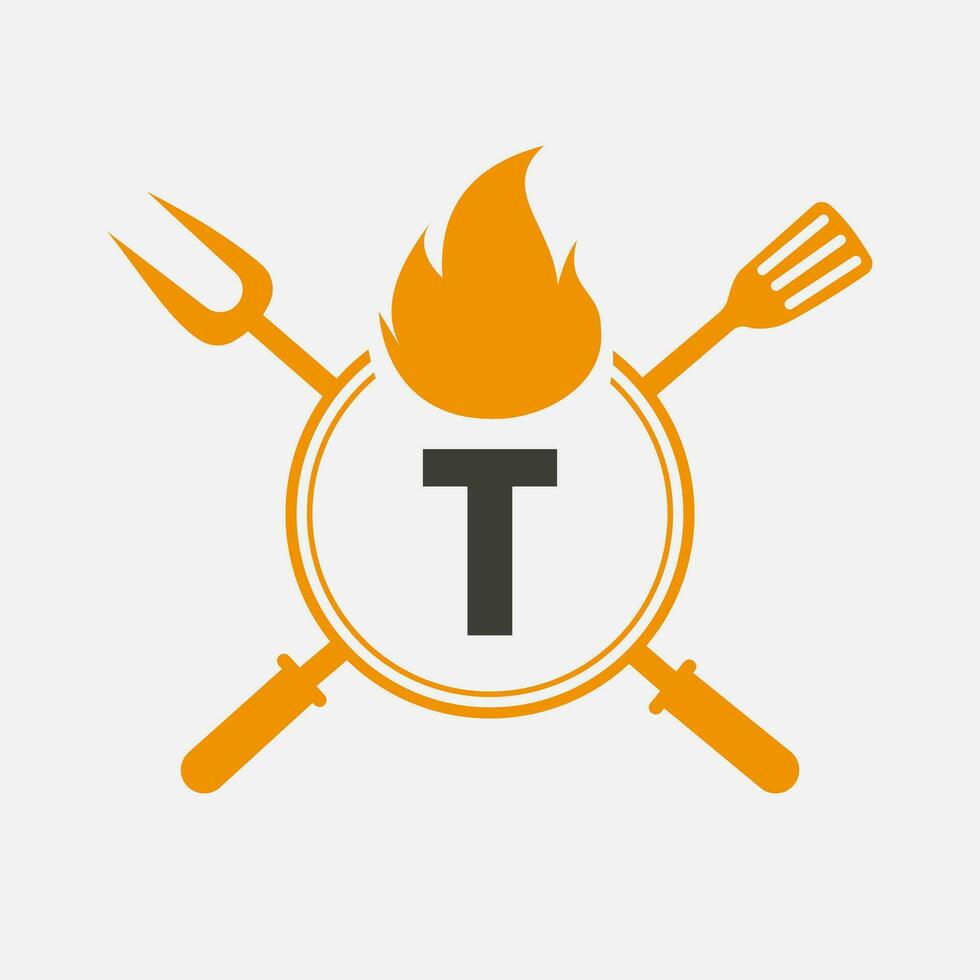 brev t restaurang logotyp med grill gaffel och spatel ikon. varm grill symbol vektor