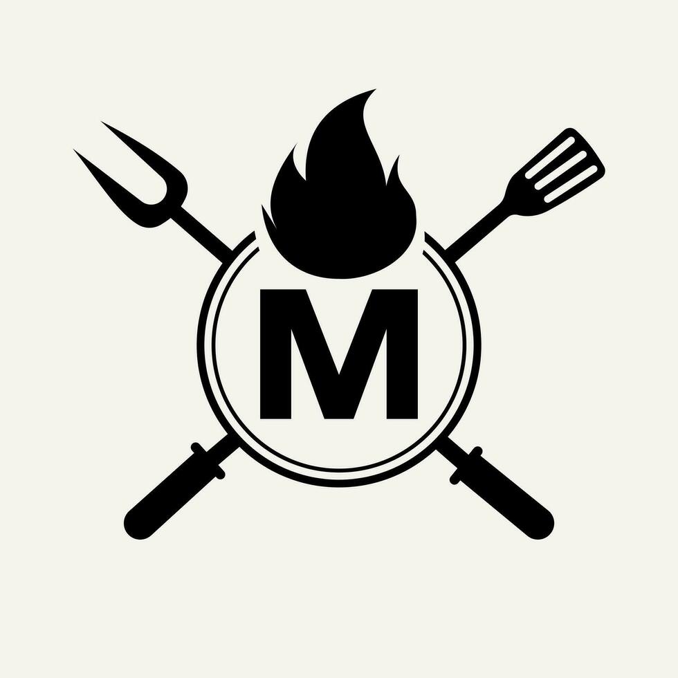 brev m restaurang logotyp med grill gaffel och spatel ikon. varm grill symbol vektor