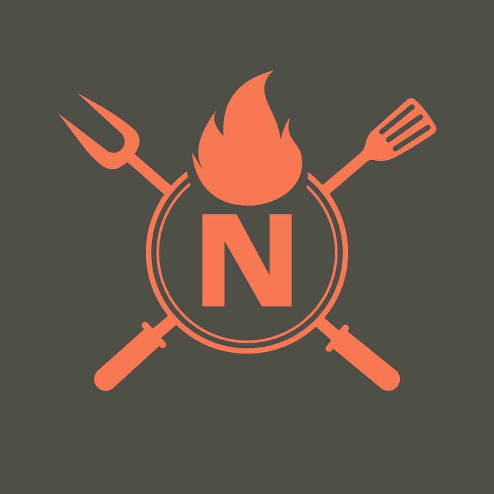 brev n restaurang logotyp med grill gaffel och spatel ikon. varm grill symbol vektor