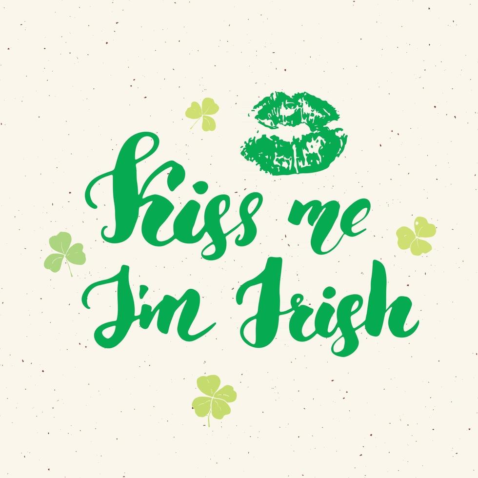 kyss mig jag är irländsk. St Patrick's Day gratulationskort handbokstäver med läppar och klöver, irländsk semester borstad kalligrafisk tecken vektorillustration. vektor