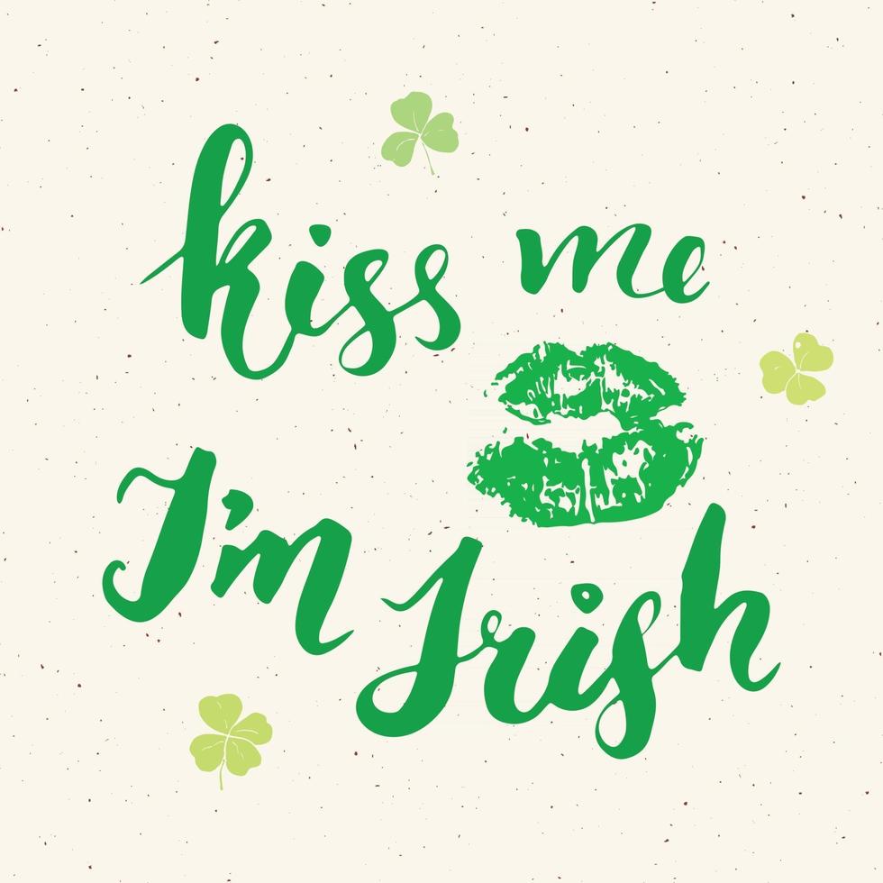 Küss mich, Ich bin irisch. St. Patrick's Day Grußkarte Hand Schriftzug mit Lippen und Klee, irische Urlaub gebürstet kalligraphische Zeichen Vektor-Illustration. vektor