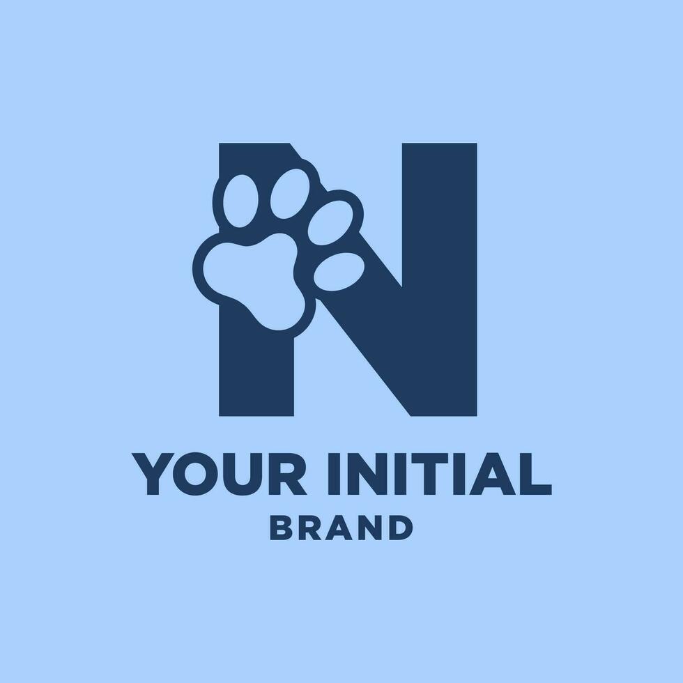 Brief n Pfote drucken Hund Fuß Silhouette im Negativ Raum Initiale Vektor Logo Design