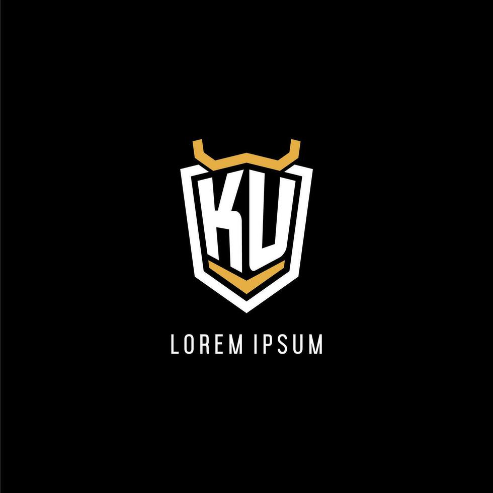 första ku geometrisk skydda esport logotyp monogram design stil vektor