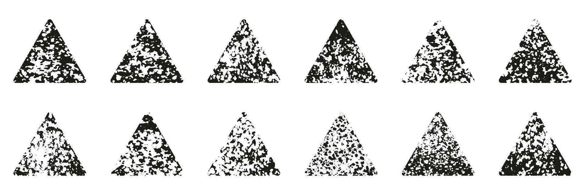 Dreieck einstellen mit Grunge Textur. retro Rau Briefmarke im dreieckig Form. schmutzig abstrakt Design Element. schwarz Tinte Pinsel, geometrisch Farbe Bürste Sammlung. isoliert Vektor Illustration.