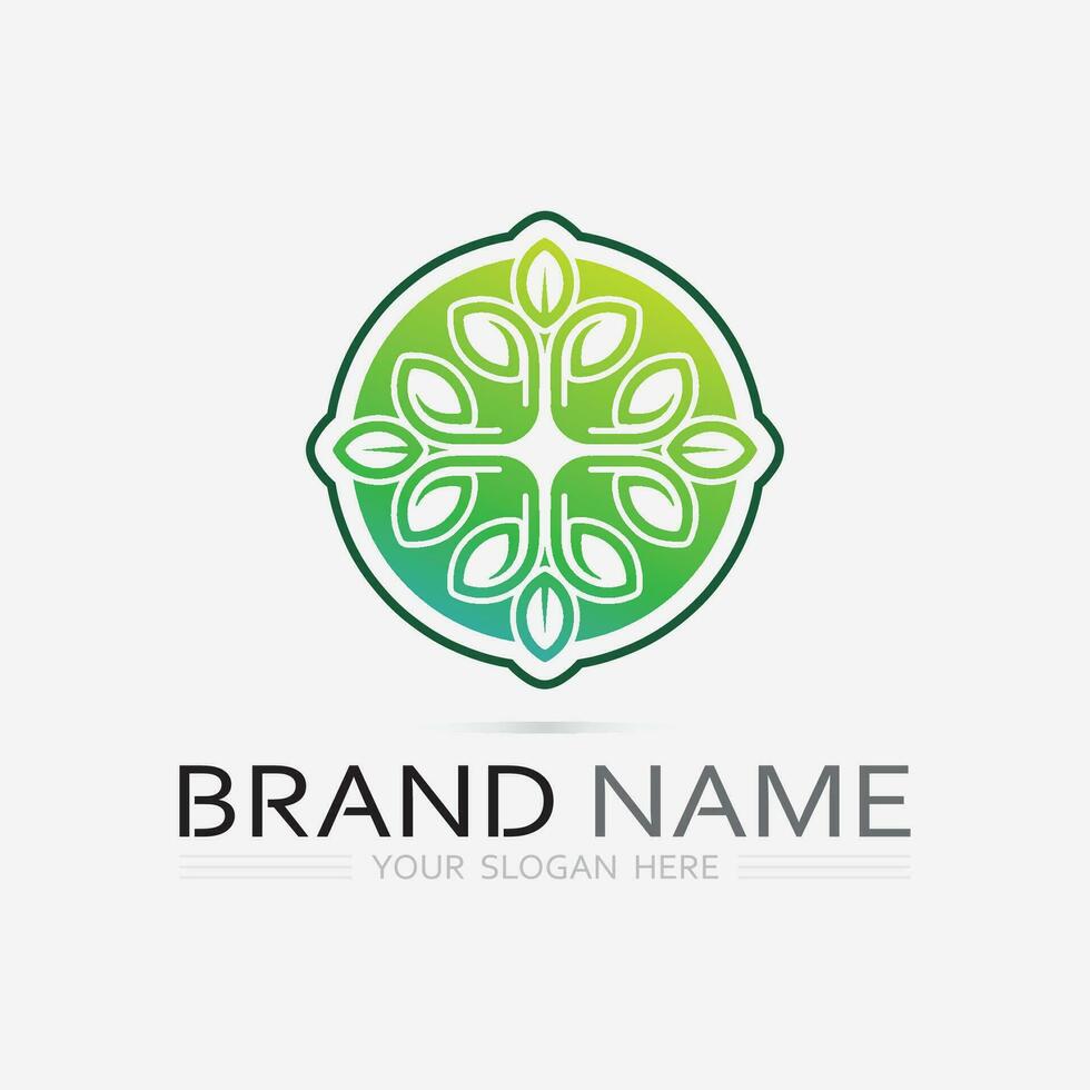 trädgårdsarbete logotyp med skyffel ikon och träd med grön löv logotyp mall. vektor