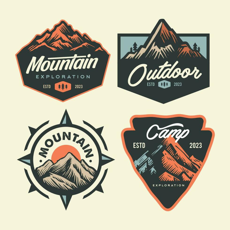 einstellen Sammlung von Abenteuer Abzeichen Design. Berge einstellen Etiketten. Bergsteigen, klettern, Wandern Vektor Illustration. Camping Emblem Logo mit Berg im retro Hipster Stil.