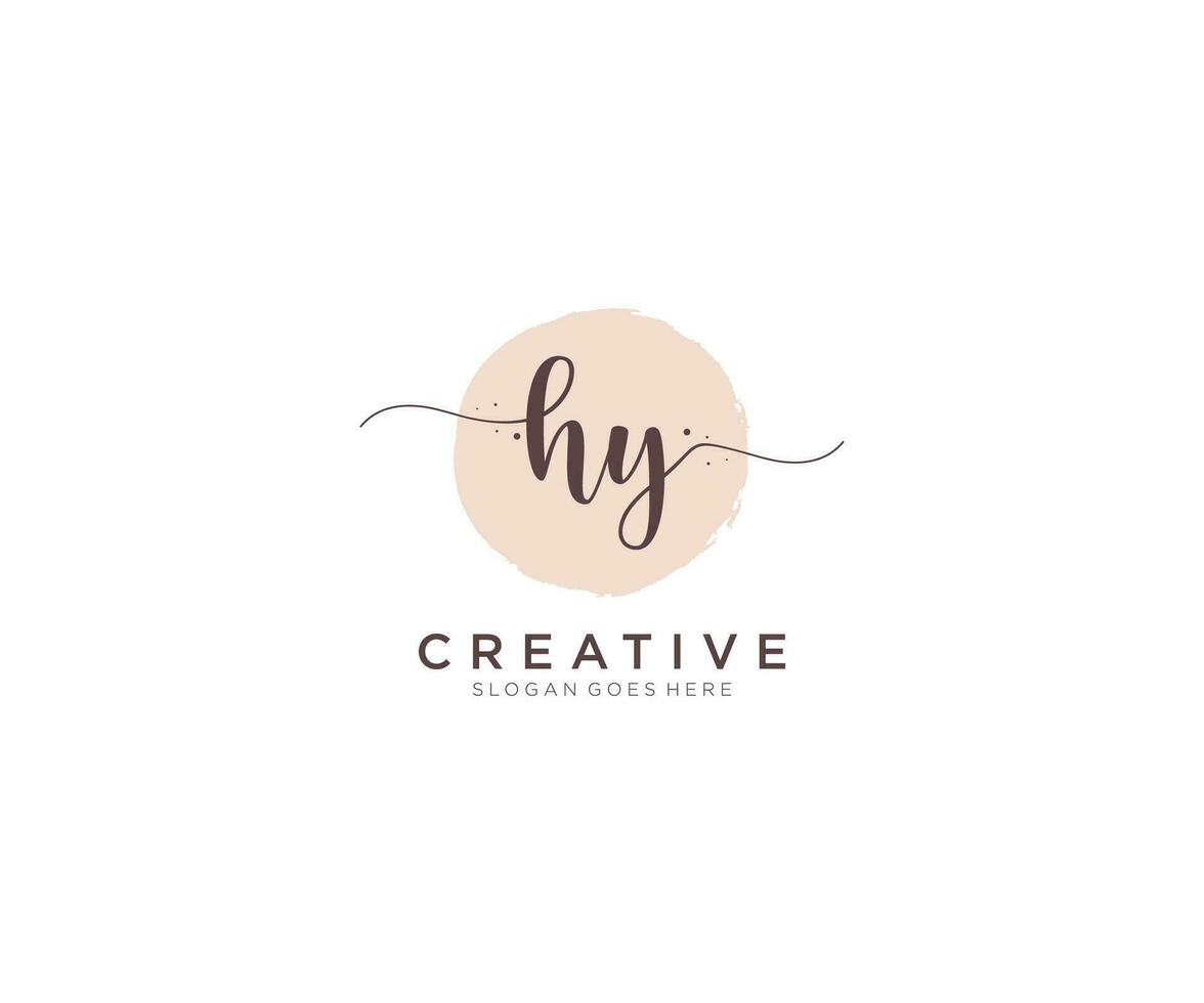 initiales hy feminines logo schönheitsmonogramm und elegantes logodesign, handschriftlogo der ersten unterschrift, hochzeit, mode, blumen und botanik mit kreativer vorlage. vektor