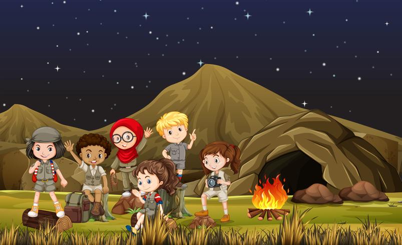 Barn i safari kostym camping ut i grottan vektor
