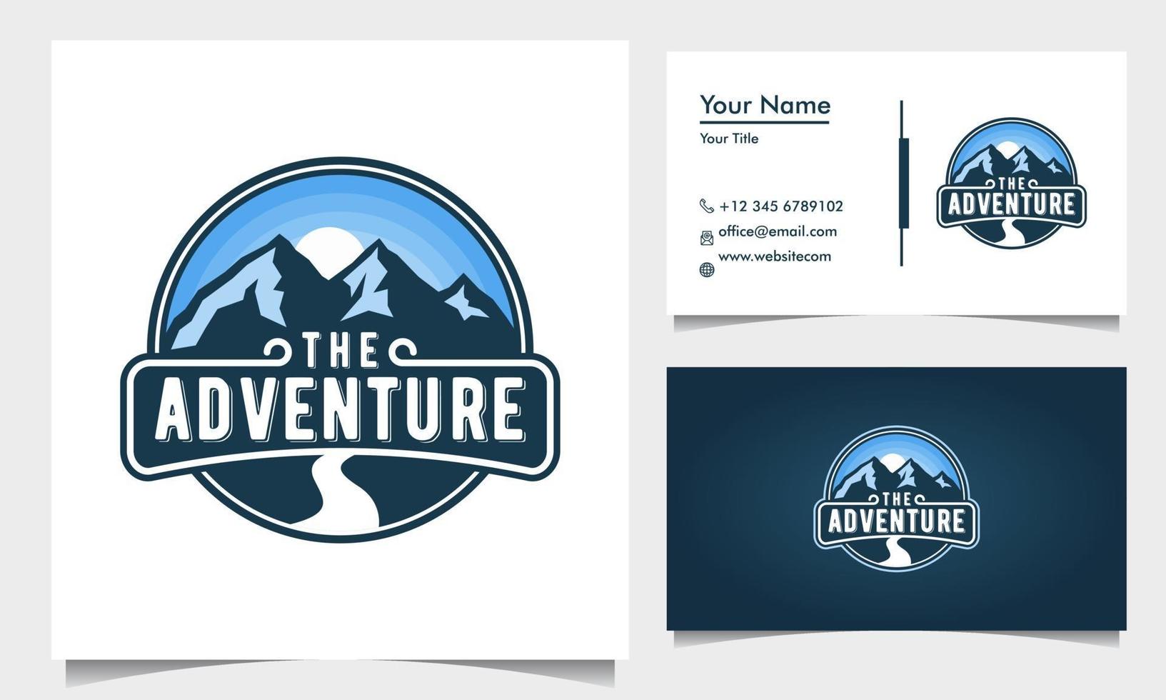 märke äventyr logotyp design med blå berg och väg och soluppgång vektor