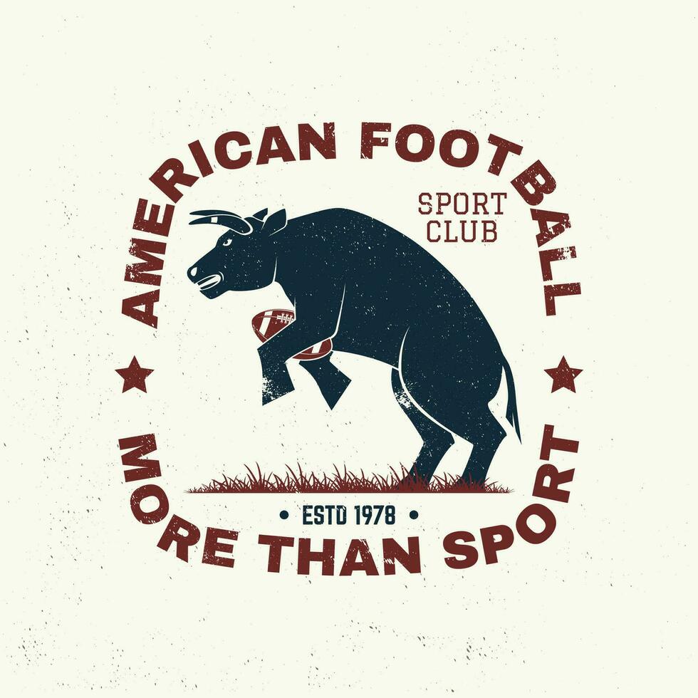 amerikan fotboll eller rugby klubb bricka. vektor. begrepp för skjorta, logotyp, skriva ut, stämpel, lappa. årgång typografi design med tjur sportsman spelare med amerikan fotboll boll silhuett vektor