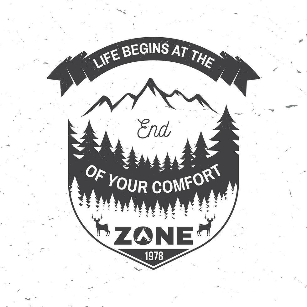 Leben beginnt beim das Ende von Ihre Komfort Zone. Vektor. Konzept zum Shirt, Logo, drucken, Briefmarke. Jahrgang Typografie Design mit Camping Zelt, Berg, Elch, Wald Silhouette. draussen Abenteuer Zitat vektor