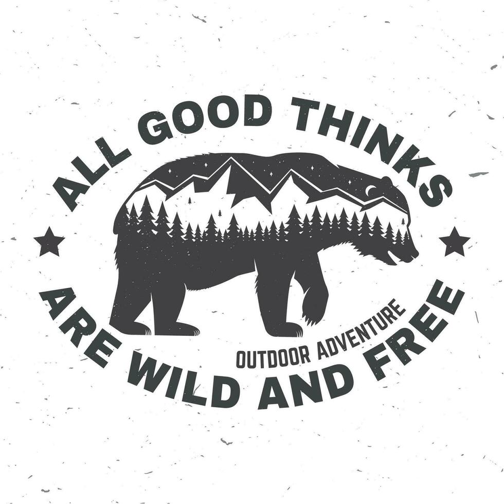 alle gut Dinge sind wild und frei. draussen Abenteuer. Vektor . Konzept zum Hemd oder Logo, drucken, Briefmarke oder Tee. Jahrgang Typografie Design mit tragen, Wald und Berg Landschaft Silhouette