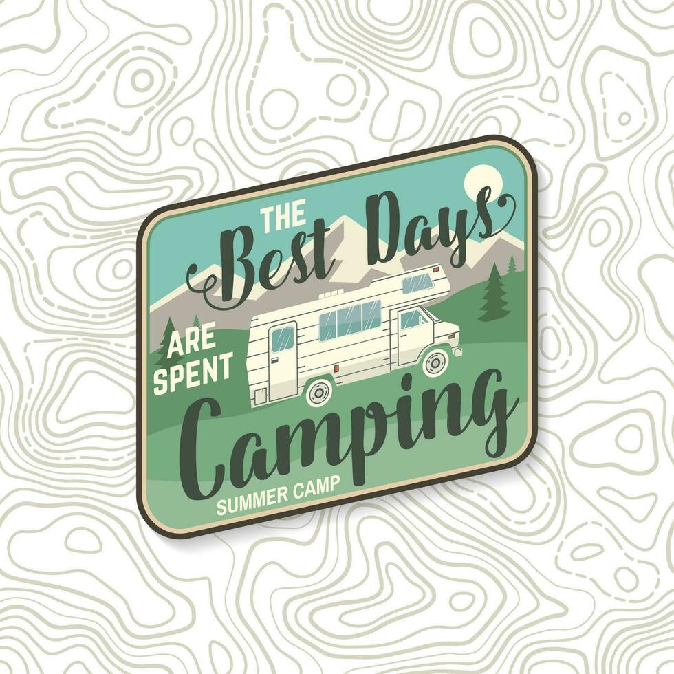 das Beste Tage sind verbraucht Camping. Vektor . Konzept zum Shirt, Logo, drucken, Briefmarke oder Tee. Jahrgang Typografie Design mit Camping Anhänger und Wald Silhouette. draussen Abenteuer Zitat