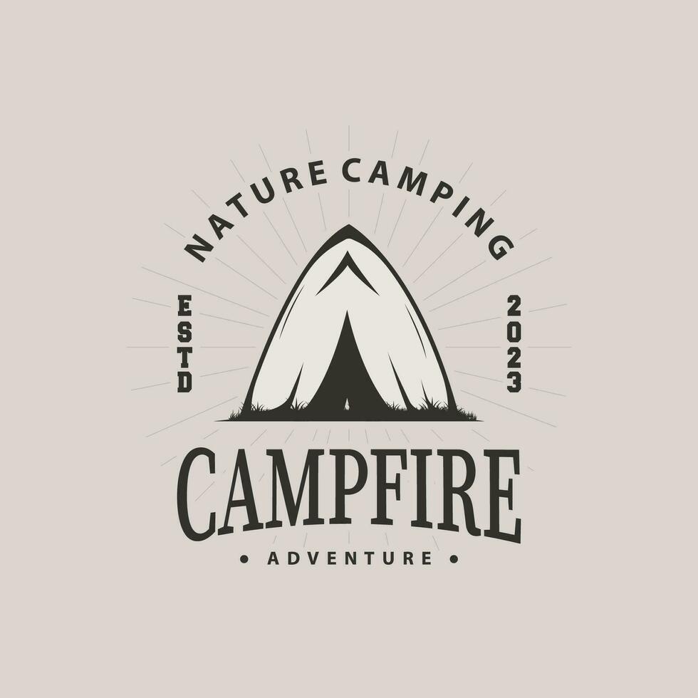 Camping Logo wild Wald Design draussen Abenteuer Illustration von Bäume und einfach Zelt vektor