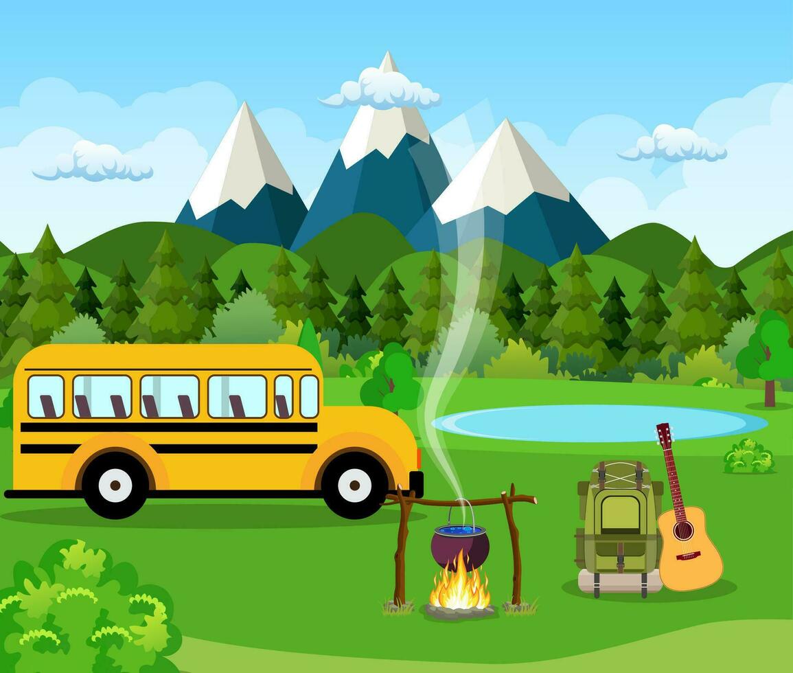 Schule Bus und Grün Wiese, Berge auf ein wolkig Himmel. Sommer- Camping. natürlich Vektor Landschaft. Vektor Illustration im eben Design. draussen Aktivitäten. Zelt und Feuer Lager